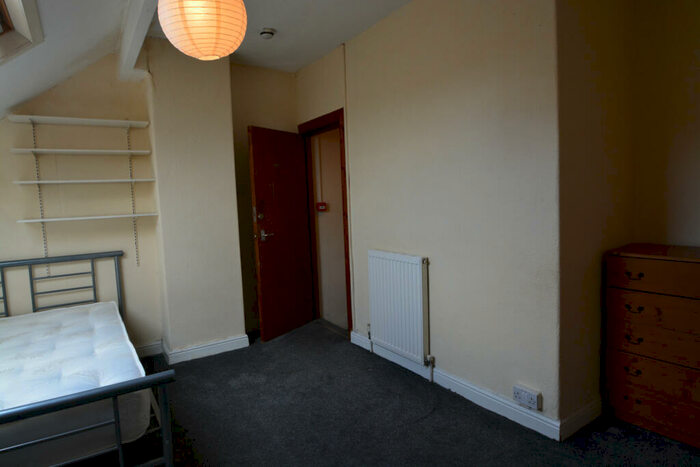 6 Bedroom House To Rent In Hessle Place, Leeds, LS6