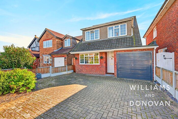 4 Bedroom Chalet For Sale In Wincoat Drive, South Benfleet, SS7