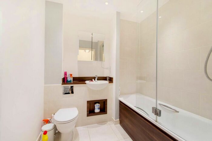 1 Bedroom Flat To Rent In Whitestone Way, Waddon, Croydon, CR0