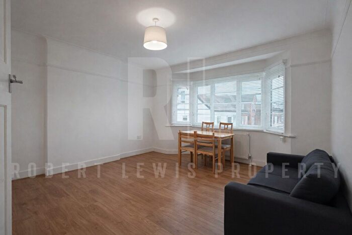 2 Bedroom Flat To Rent In Marlborough Gardens, London, N20