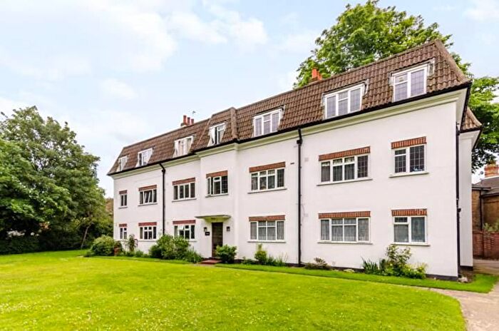 3 Bedroom Flat To Rent In Dainton Close, Bromley, BR1