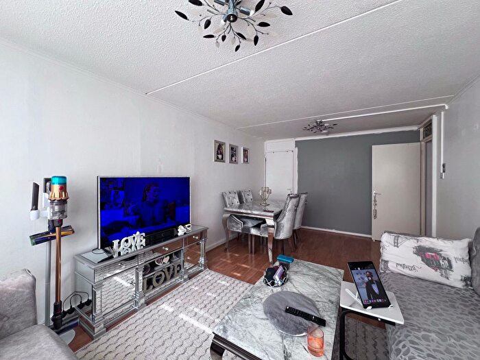 2 Bedroom Flat For Sale In Griffin Road, London, N17