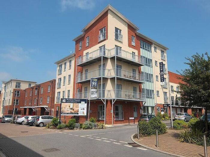 3 Bedroom Flat To Rent In Englefield House, Reading, RG30