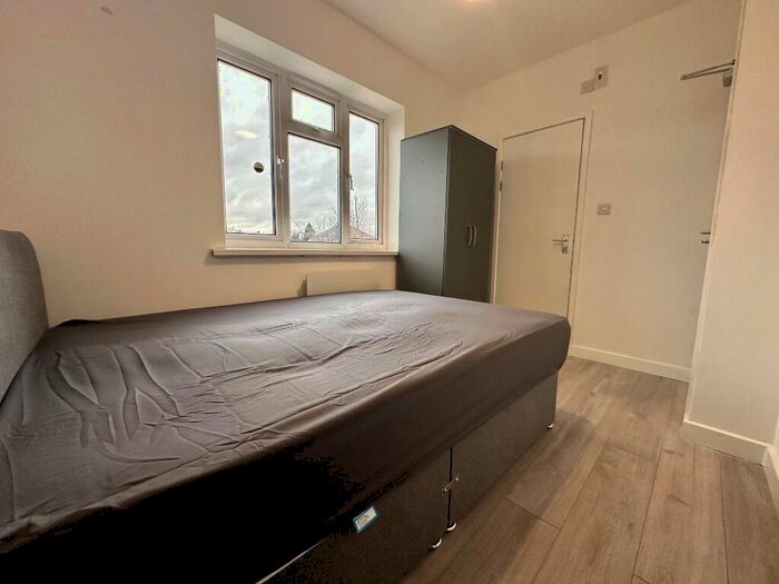 1 Bedroom SemiDetached House To Rent In Roseway, Leicester