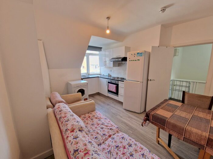 2 Bedroom Flat To Rent In Watling Avenue, London, HA8