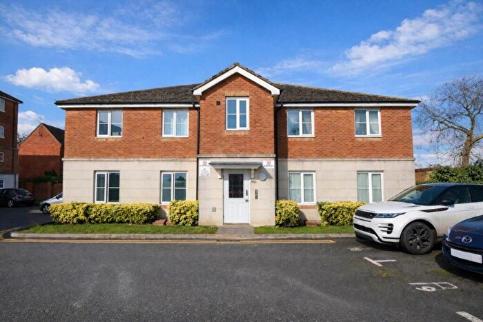 2 Bedroom Flat For Sale In St Lukes Court, Hatfield, AL10