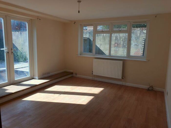 1 Bedroom Flat To Rent In Victoria Road, Aldershot, GU11