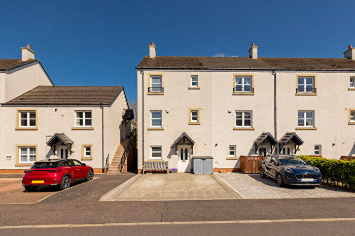 4 Bedroom Town House For Sale In Bughtlin Market, East Craigs, EH12