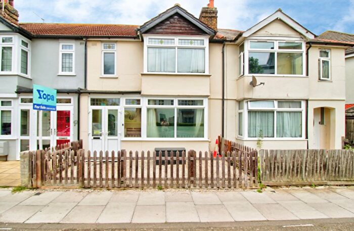 3 Bedroom Terraced House For Sale In Mildmay Road, Romford, RM7