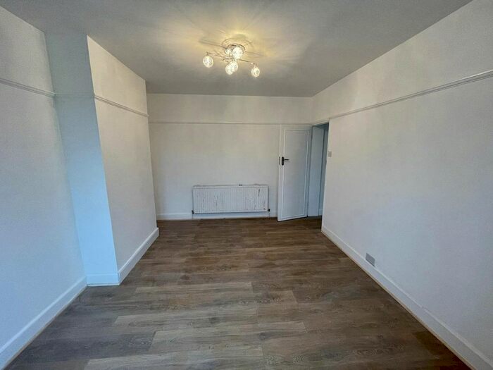 3 Bedroom Terraced House To Rent In Coolgardie Avenue, London E4