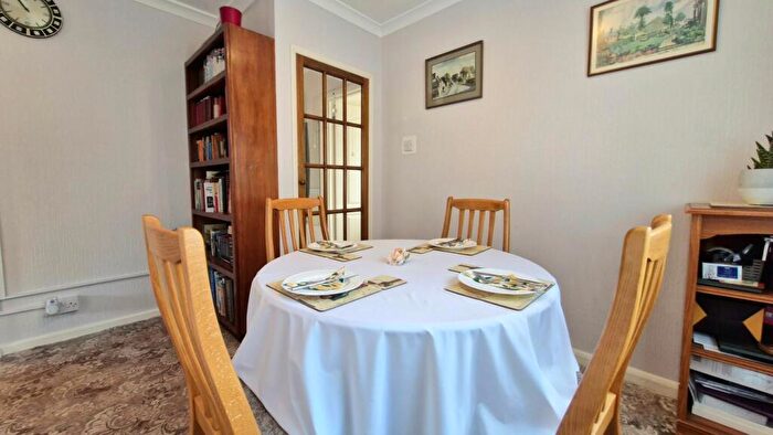 2 Bedroom Bungalow For Sale In The Avenue, Market Deeping, Peterborough, PE6
