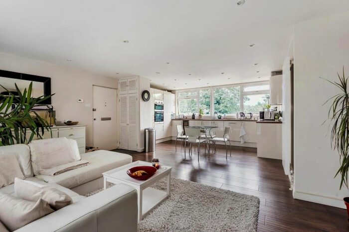 2 Bedroom Flat To Rent In Sunninghill, Berkshire, SL5