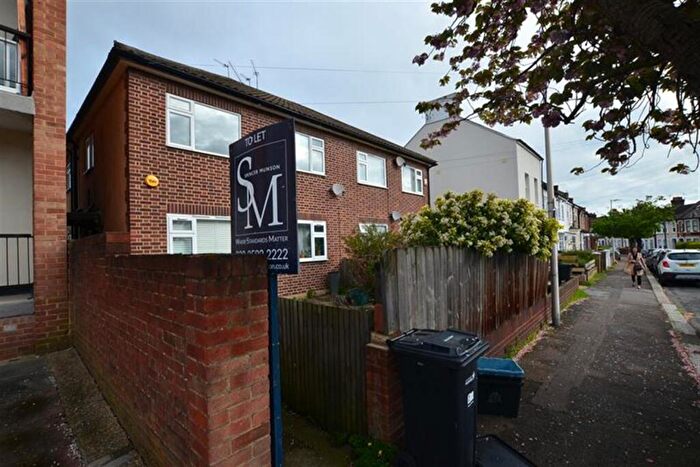 2 Bedroom Apartment For Sale In Albert Road, South Woodford, E18