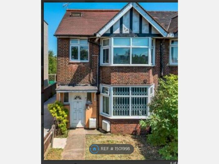 3 Bedroom Flat To Rent In Western Avenue, London, W3