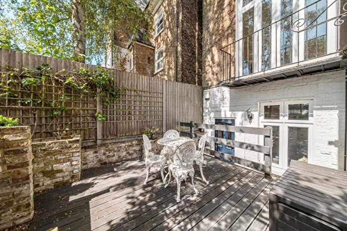 2 Bedroom Maisonette For Sale In Osborne Road, Windsor, Berkshire, SL4