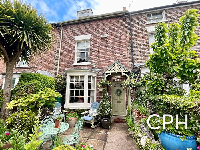 3 Bedroom Terraced House For Sale In Avenue Road, Scarborough, YO12