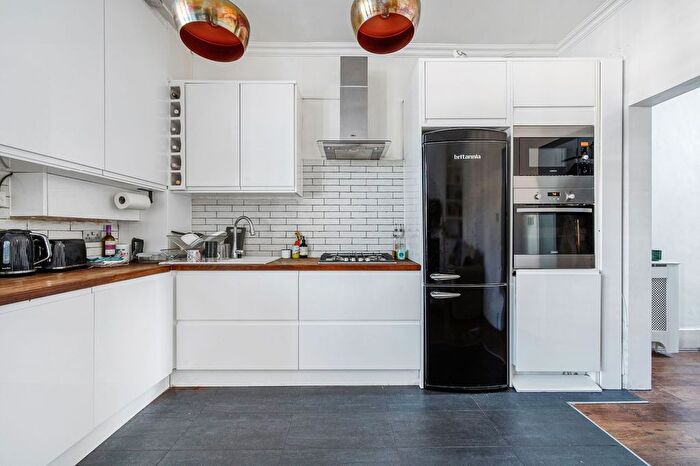 2 Bedroom Flat For Sale In Nemoure Road, London, W3