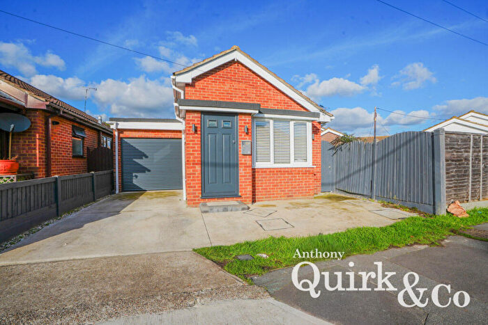 1 Bedroom Detached Bungalow For Sale In Paarl Road, Canvey Island, SS8