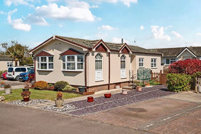 2 Bedroom Mobile/park Home For Sale In Oaktree Close, Nyetimber, PO21