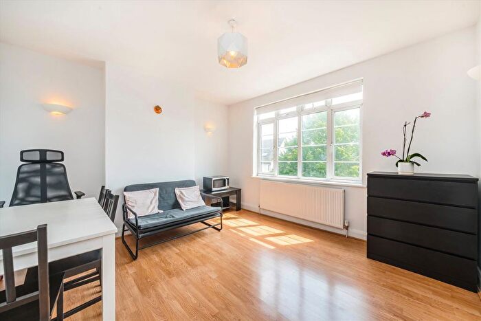 2 Bedroom Flat To Rent In Risborough Close, London, N10