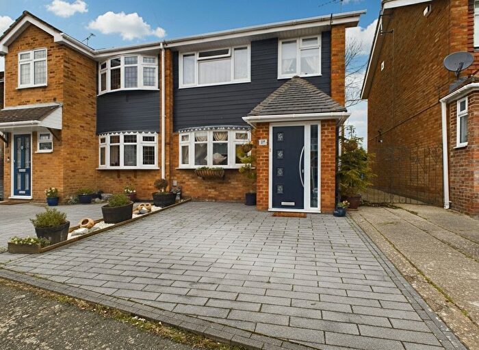 3 Bedroom Semi Detached House For Sale In Northlands Close, Stanford-Le-Hope, SS17