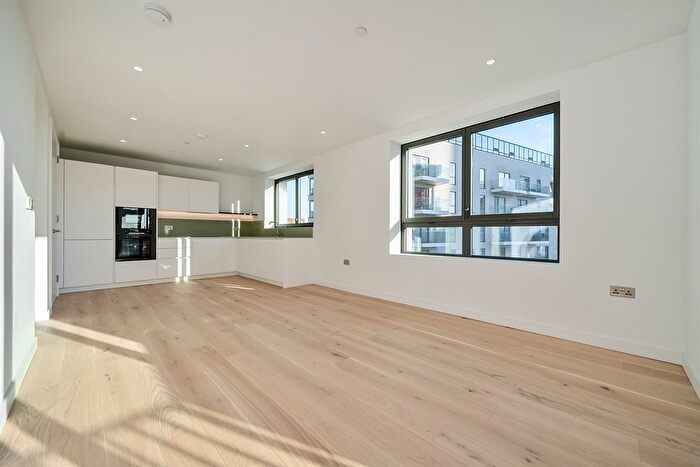 2 Bedroom Flat To Rent In Peninsula Gardens, Pilot Walk, Lower Riverside, Greenwich Peninsula, SE10