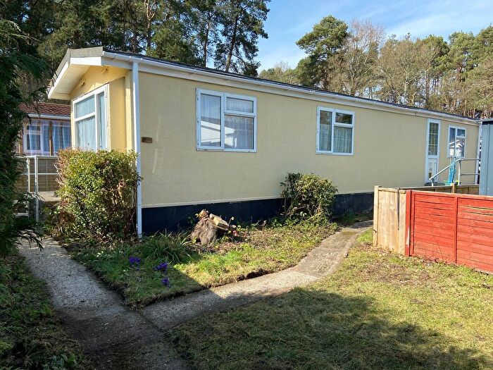 2 Bedroom Mobile/park Home For Sale In Pinelands Mobile Home Park, Welshmans Road, Padworth Common, Reading, RG7