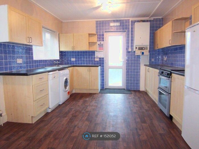 2 Bedroom Flat To Rent In Raynes Park, London, SW20