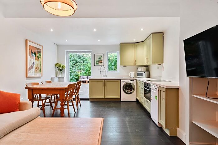 2 Bedroom Flat To Rent In Eynham Road, London, W12