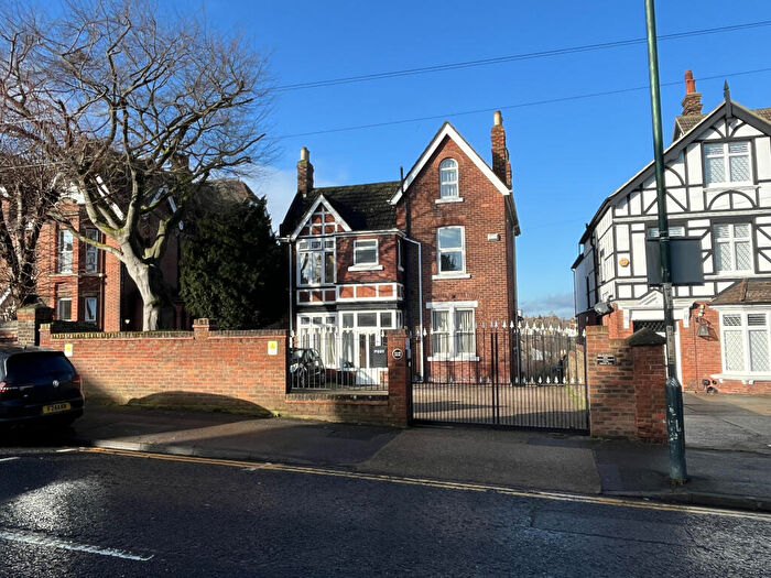 6 Bedroom Flat For Sale In Maidstone Road, Chatham, Kent, ME4