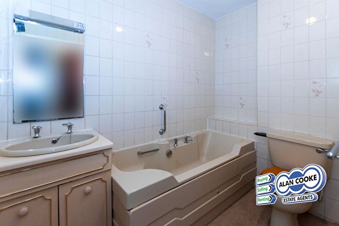1 Bedroom Flat For Sale In The Spinney, Leeds, LS17