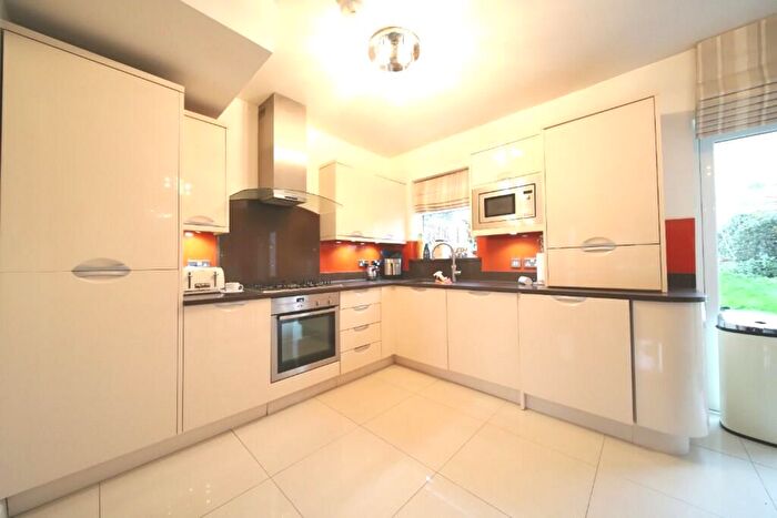 4 Bedroom Terraced House For Sale In Chaucer Close, London, N11
