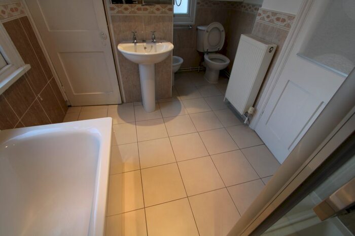 3 Bedroom Flat To Rent In Rostella Rd, Tooting SW17