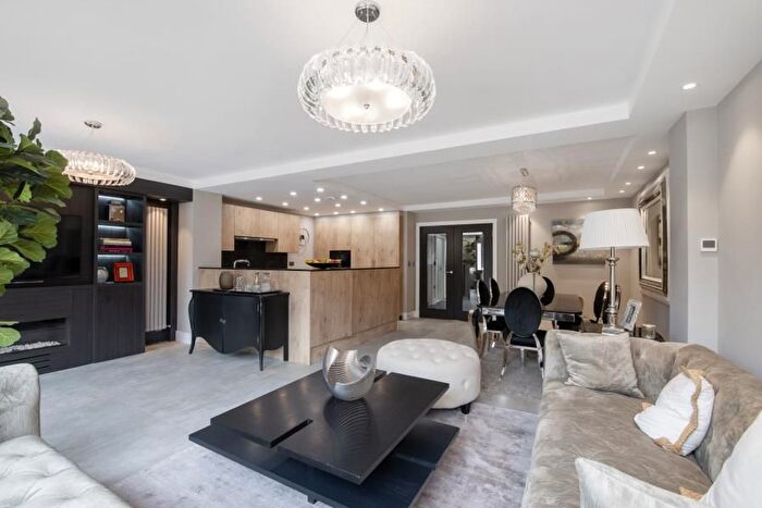 5 Bedroom Flat To Rent In Court Close, St. John's Wood Park, NW8