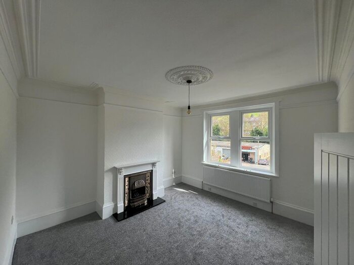 4 Bedroom Semi-Detached House To Rent In Shay Lane, Halifax, HX3