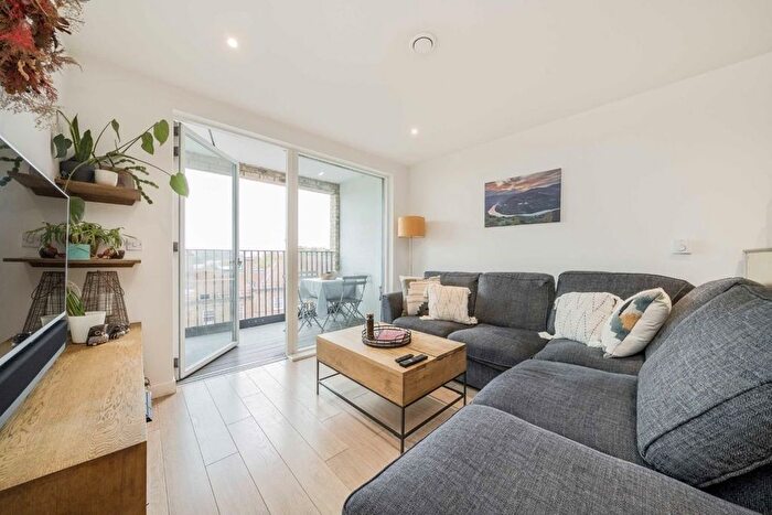 2 Bedroom Flat For Sale In Atkins Square, Hackney, E8