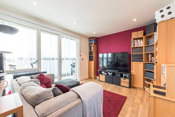 2 Bedroom Flat For Sale In Station Road, New Southgate, London, N11