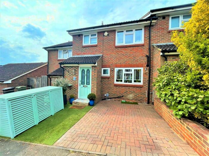 3 Bedroom House To Rent In Woodside Road, Guildford, GU2