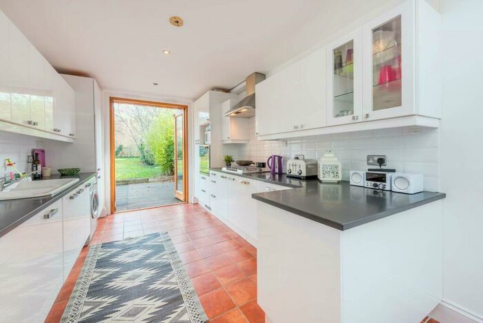 3 Bedroom Flat To Rent In Rondu Road, Cricklewood, London, NW2