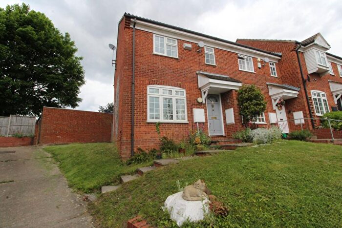 3 Bedroom End Of Terrace House To Rent In Icknield Way East, Baldock, SG7