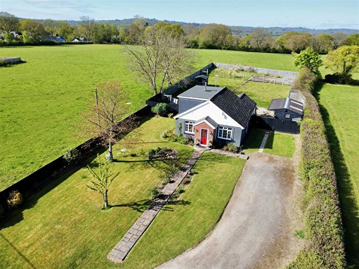 3 Bedroom Chalet For Sale In Fourteen Acre Lane, Three Oaks, TN35