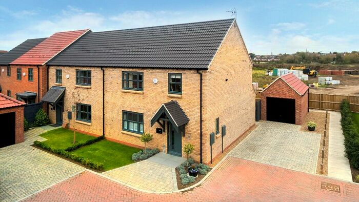 3 Bedroom Semi-Detached House To Rent In Hawfinch Meadows, Retford, DN22