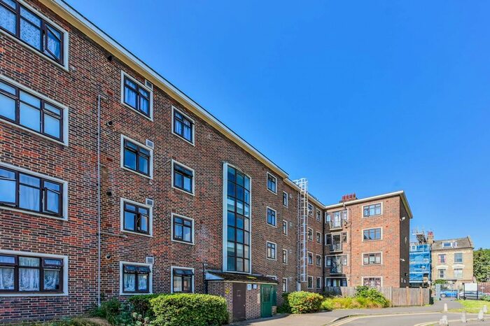 2 Bedroom Flat To Rent In Haden Court, Lennox Road, Finsbury Park, London, N4