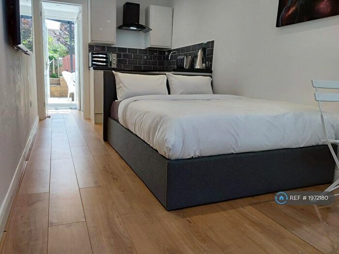 Studio To Rent In Thornhill Close, Houghton Regis, Dunstable, LU5