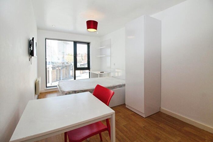 1 Bedroom Flat To Rent In St. Michaels Lane, Headingley, Leeds, West Yorkshire, LS6