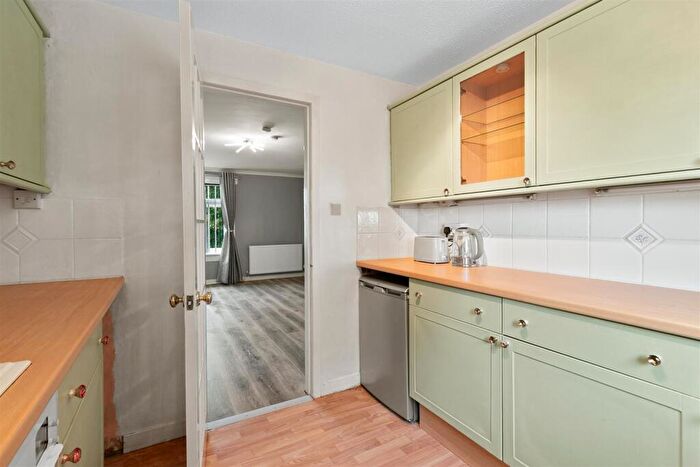 2 Bedroom Flat To Rent In Beechwood Drive, Alexandria, G83