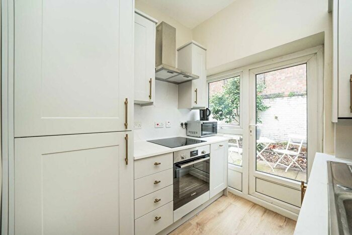 2 Bedroom Flat For Sale In Kilburn Lane, London, W10