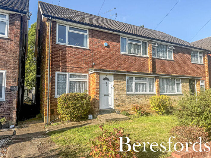 2 Bedroom Maisonette For Sale In Avenue Close, Romford, RM3