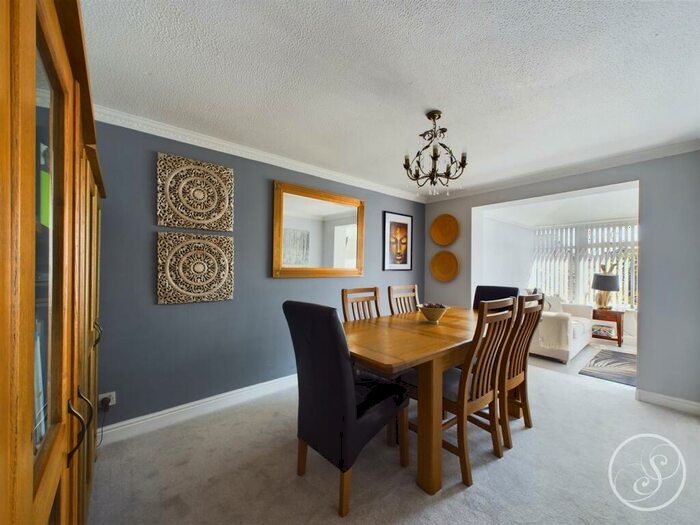 4 Bedroom Detached House For Sale In Spur Drive, Leeds, LS15