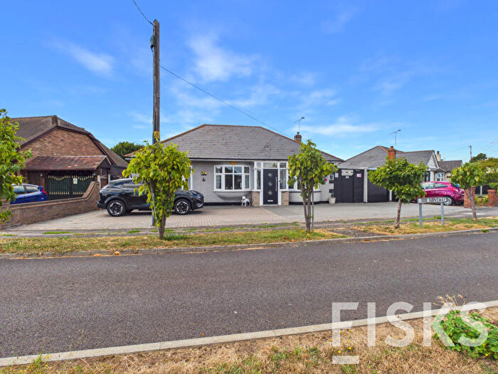 3 Bedroom Detached Bungalow For Sale In The Driveway, Canvey Island, SS8